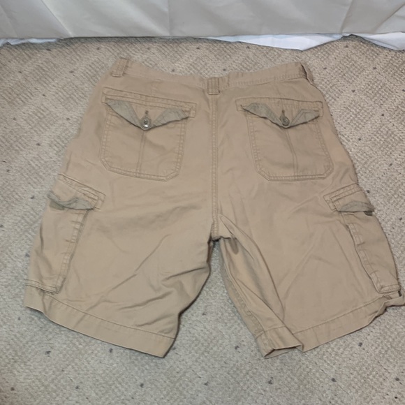 St. John’s Bay khaki cargo shorts - Picture 4 of 4